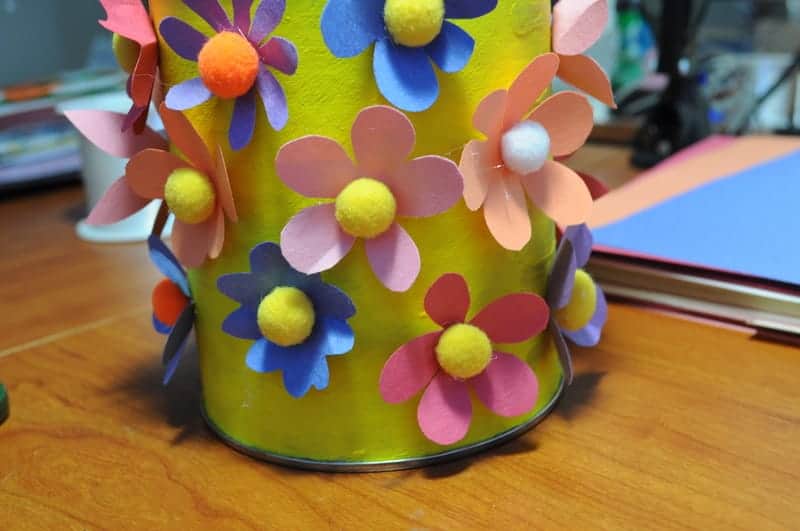 https://www.easy-crafts-for-kids.com/wp-content/uploads/2019/05/coffee-tin-flower-pot-1.jpg