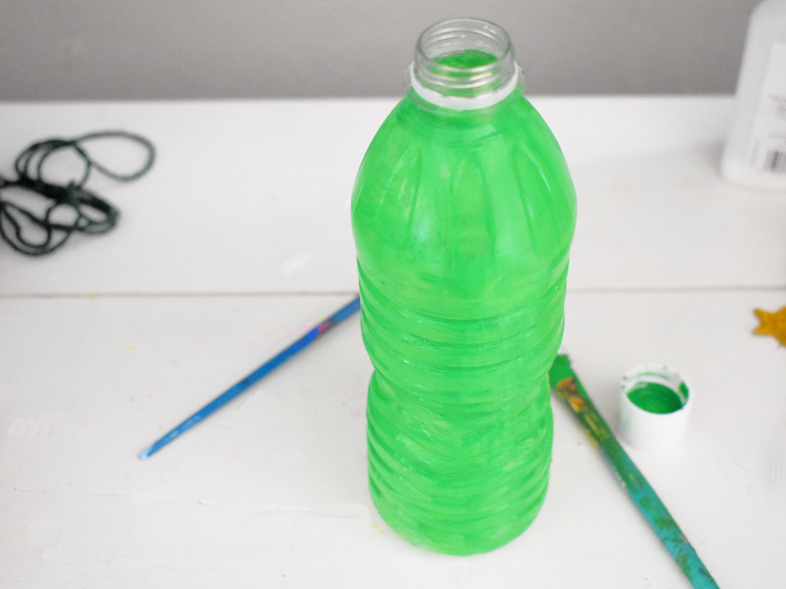 https://www.easy-crafts-for-kids.com/wp-content/uploads/2020/12/water-bottle-christmas-tree-paint-green-scaled.jpg